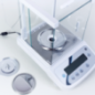 Balança analítica d'alta precisió 0.0001 g ràpida professional amb capacitat de 210 g i ø90 mm per a laboratori i indústria.