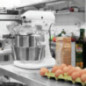 Batteur professionnel KitchenAid 5KPM5EWH blanc avec accessoires, 4,83 litres, pour la pâtisserie et la boulangerie.