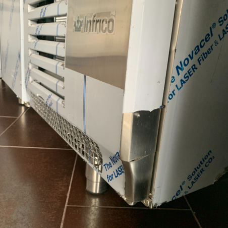 Taula refrigerada nova amb petit cop