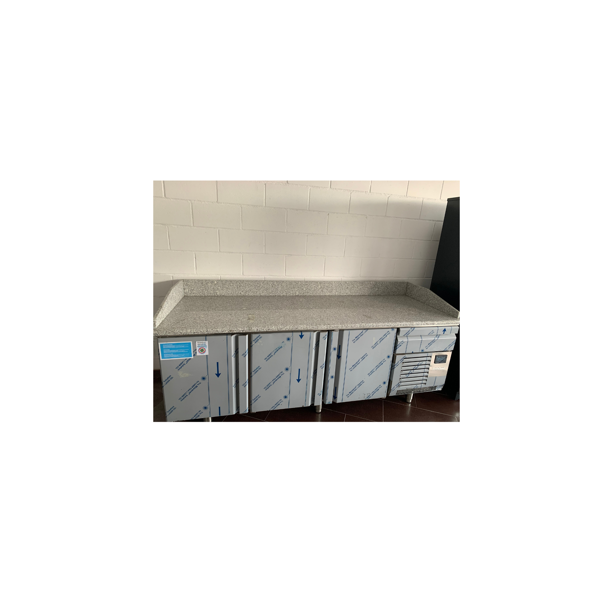 Taula refrigerada nova amb petit cop