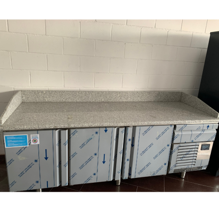 Mesa refrigerada para pizzas Infrico, nueva con pequeño golpe