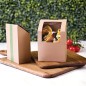 Caixa compostable per a truites de cartró kraft amb finestra PLA (500 uds.) Caixa compostable per a truites de cartró kraft amb finestra PLA (500 uds.)