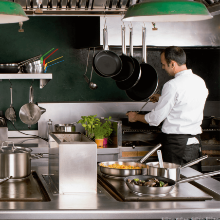 Lidded stainless steel kettles