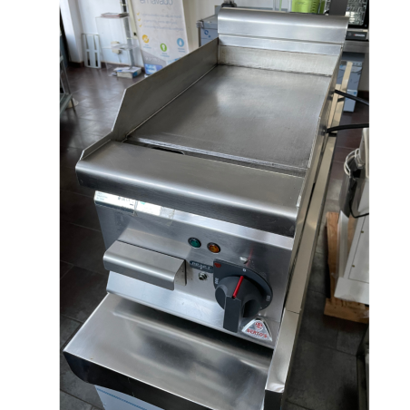 Pre-owned smooth electric countertop griddle