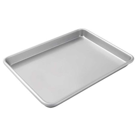Bandeja lisa de aluminio para hornear con leve golpe en borde.