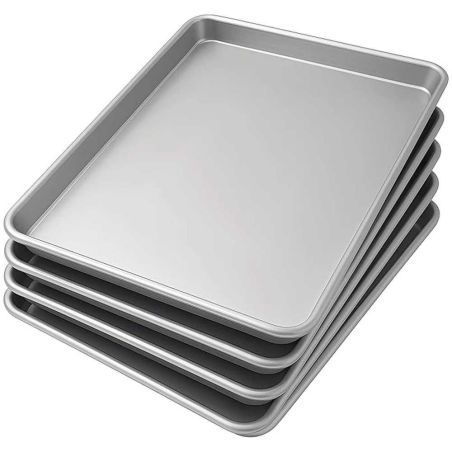 Bandejas rectangulares de aluminio apiladas, con un pequeño golpe en una.