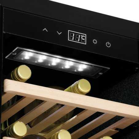 Detalle del panel de control digital con iluminación LED interior, ideal para una gestión precisa y una presentación atractiva.