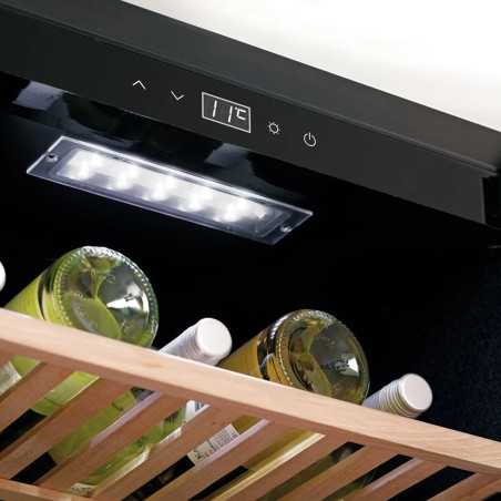 Detalle de la iluminación LED interior y del panel táctil con indicador digital en la zona superior de la vinoteca industrial.