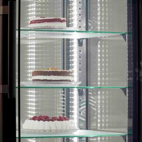 Prestatges de vidre regulables que optimitzen l’organització del producte.