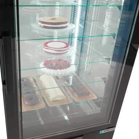 Interior ampli amb prestatges de vidre regulables, ideal per exposar pastissos gelats, postres i rebosteria congelada.