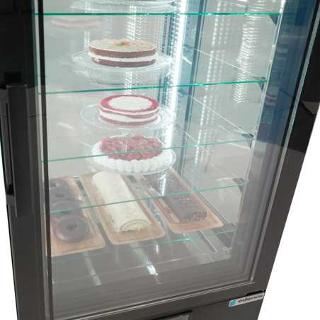 Interior ampli i elegant per exposar una gran varietat de productes de pastisseria en negocis horeca.