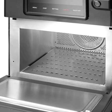 Detalle interior del horno CombiTurbo con base perforada para mejor distribución del calor.