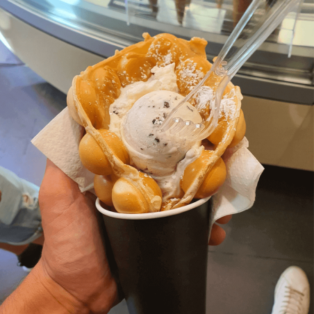 Waffle-press with bubbled base