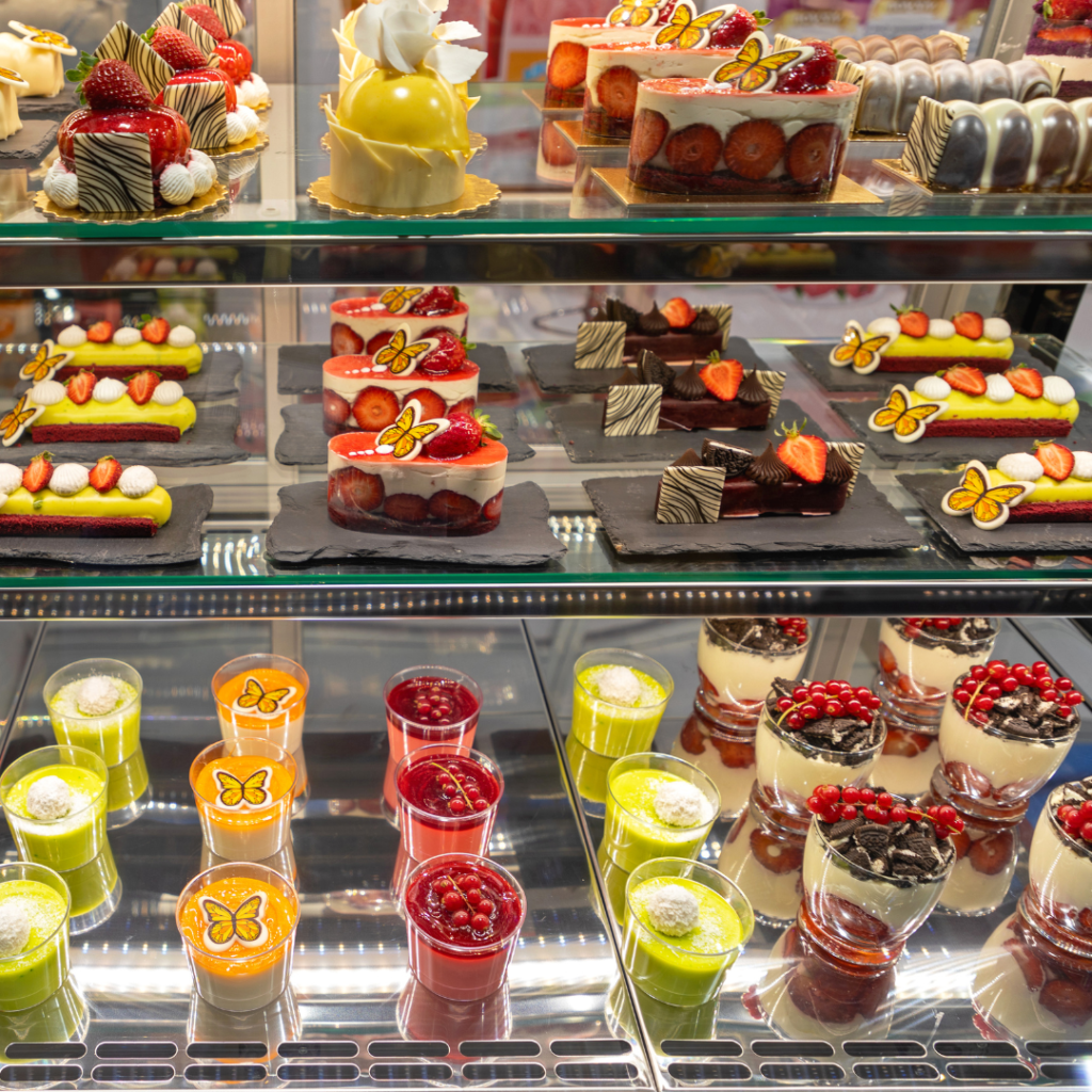 Vitrina ordenada con productos fríos bien distribuidos en diferentes niveles